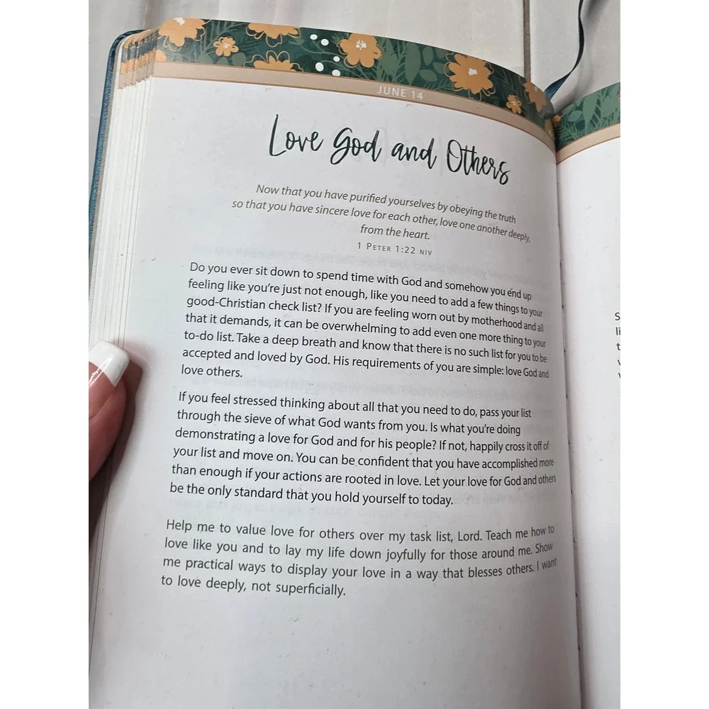 Daily‎ Strength for Mothers 365-Day Devotional Teal Faux Leather Floral Book